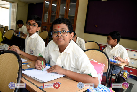 244---Std-1-to-6-Enjoying-Art-Workshop-on-78th-Independence-Day-