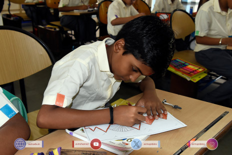 240---Std-1-to-6-Enjoying-Art-Workshop-on-78th-Independence-Day-