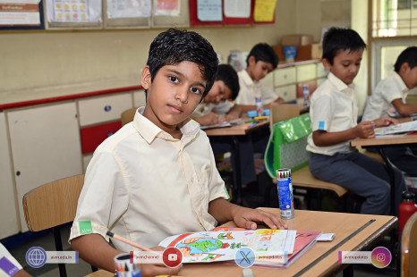 178---Std-1-to-6-Enjoying-Art-Workshop-on-78th-Independence-Day-