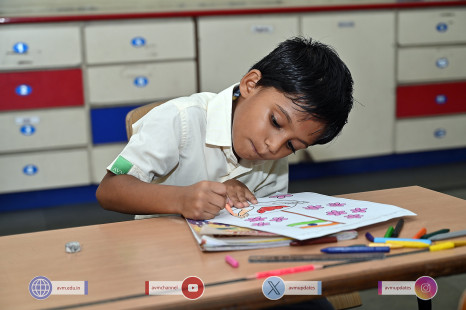 131---Std-1-to-6-Enjoying-Art-Workshop-on-78th-Independence-Day-