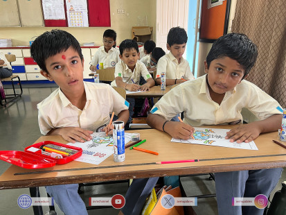 64---Std-1-to-6-Enjoying-Art-Workshop-on-78th-Independence-Day-