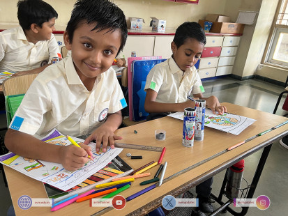 41---Std-1-to-6-Enjoying-Art-Workshop-on-78th-Independence-Day-