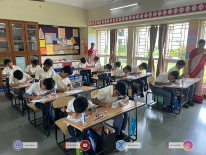 8---Std-1-to-6-Enjoying-Art-Workshop-on-78th-Independence-Day-